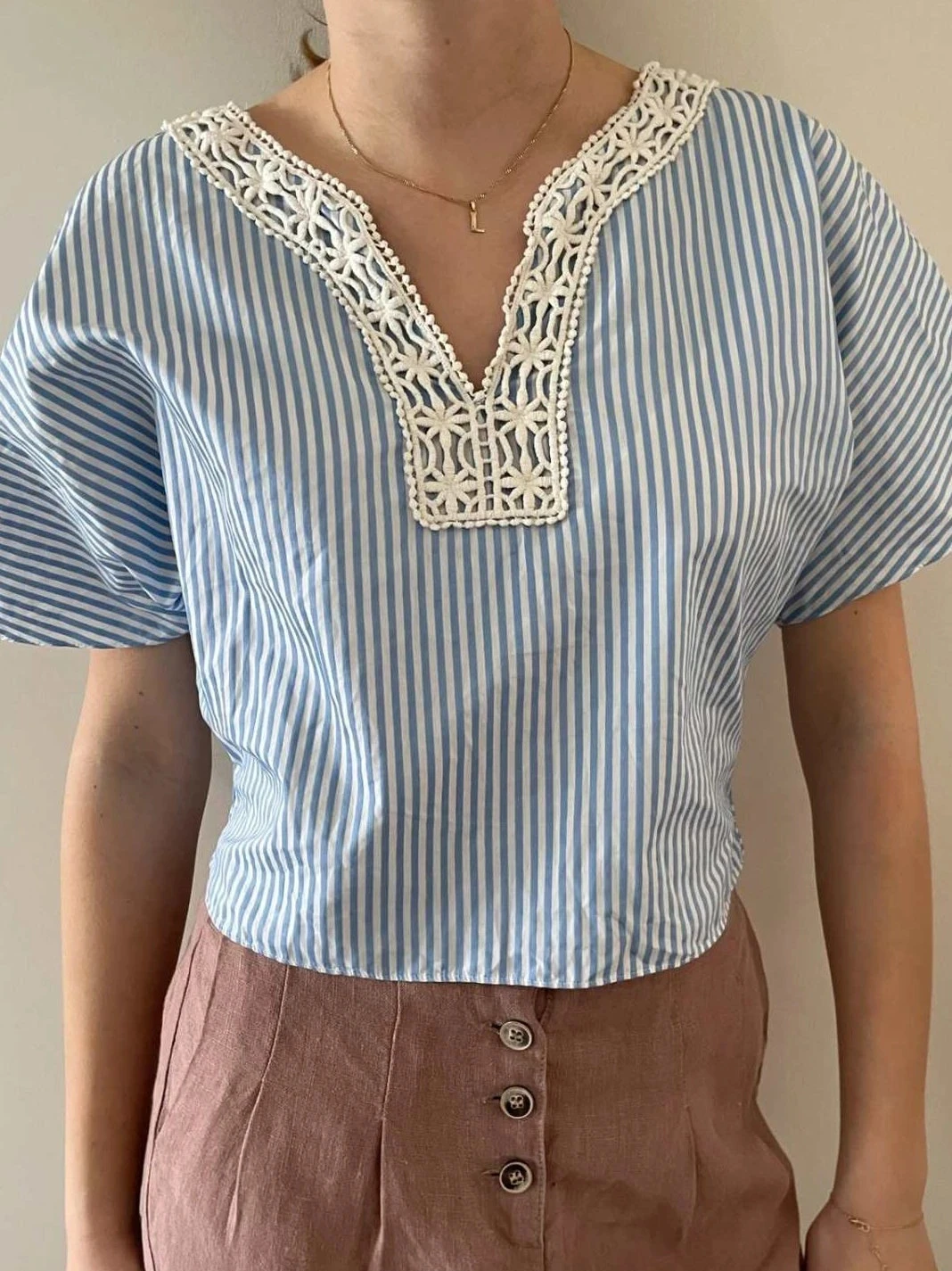 Top Zara con cuello en V de encaje azul a rayas con nudo en la espalda talla S – photo 2